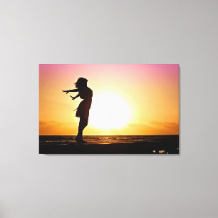 Kvinnlig lycka vid Beach Sunset Canvastryck