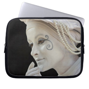 Kvinnlig mimartist uppträder på gatu hörnet laptop sleeve