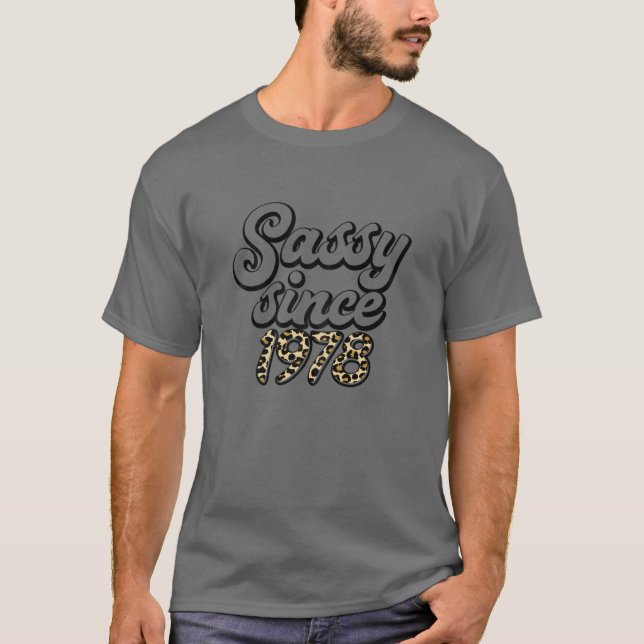 Kvinnlig omens sassy sedan 1978 Leopard Lycklig 44 T Shirt (Framsida)