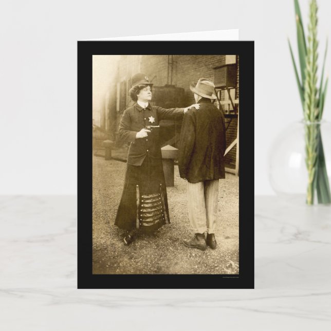 Kvinnlig polis skapar en gripande 1909 kort (Framsida)