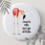 Kvinnlig Rosa Flamingo med attityder Knapp<br><div class="desc">Färg rosa är en blandning av rött och vitt - av insatskvaliteter i kombination med förståelse. Den här långvariga flamingon i rosan har ett kraftfullt budskap till flickor och kvinnor: "Jag må vara rosa, men jag har attityd." Detta elak tolererar inte ett beteende som förnedrar oss, det elak att protestera...</div>