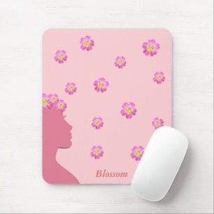 Kvinnlig siluett, blommor & text på rosa musmatta