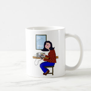 Kvinnlig skinka med svart hår kaffemugg