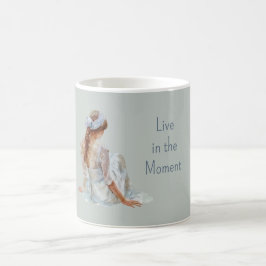 Kvinnlig snygg ljusblå klänning kaffemugg