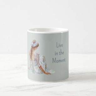 Kvinnlig snygg ljusblå klänning kaffemugg