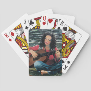 Kvinnlig spelmusik med akustiskt gitarr spel kort
