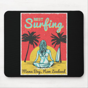 Kvinnlig surfare Manu Bay Raglan Nya Zeeland  Musmatta