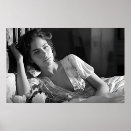 Kvinnlig upplåsning i sängfoto B&W Poster