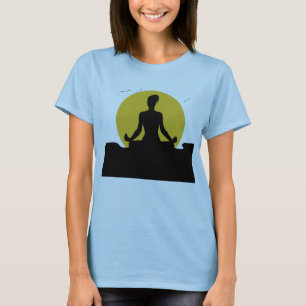 Kvinnlig Yoga som mediterar solskenT-tröja T Shirt