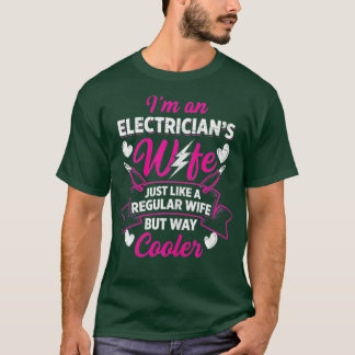 Kvinnliga elektriska hustrur som en vanlig t shirt