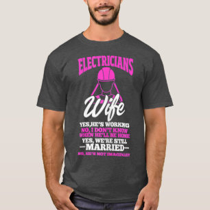Kvinnliga elhandlare med ekonomiskt lönnföretag t shirt