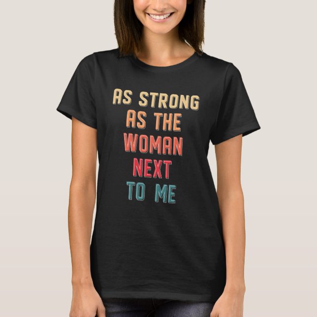 Kvinnliga unga feminister lika starka som kvinnor  t shirt (Framsida)
