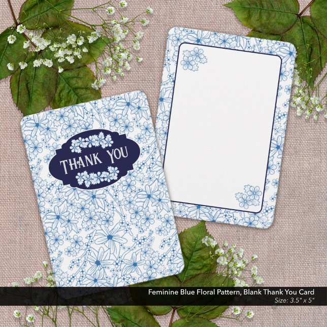 Kvinnligt Blått Blommotiv, Tomt Tack Kort (Blank Thank You Card with Feminine Blue Floral Pattern.)
