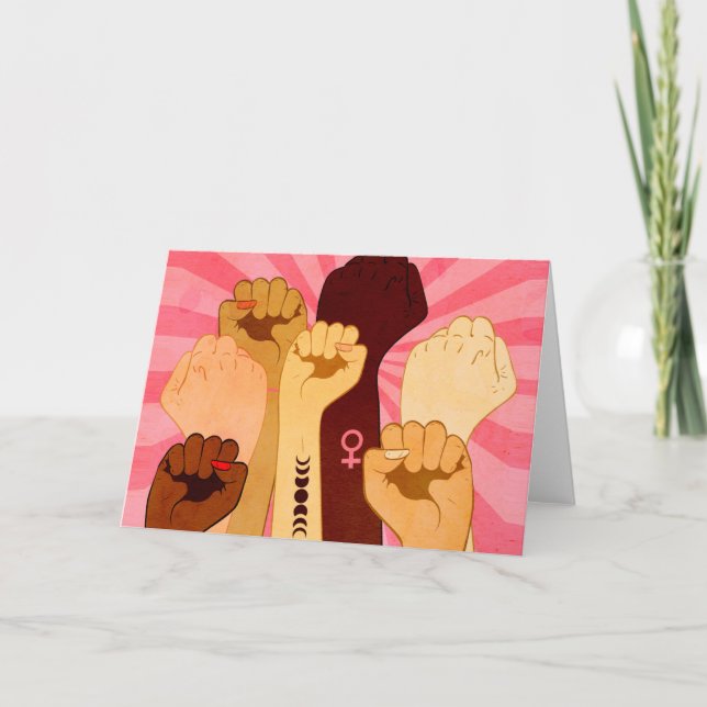 Kvinnligt händer med en nyhet upphöjd kort (Framsida)