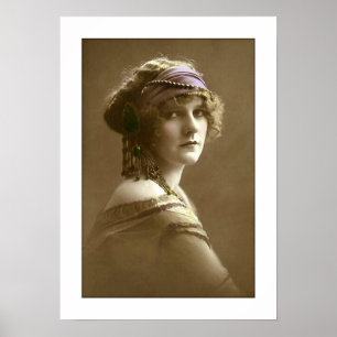 kvinnligt hår i pärlor och scarf poster