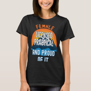 Kvinnligt licensierad praktisk sjuksköterska och s t shirt