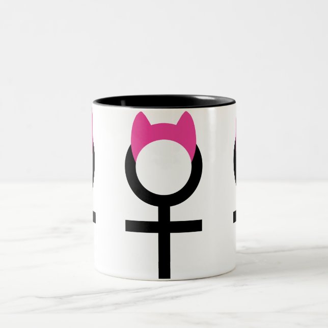Kvinnligt symbol med Pussyhat vid cafen Cha Cha Två-Tonad Mugg (Center)