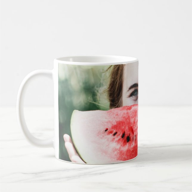 Kvinnoanläggning i segmenterad vattenmelon kaffemugg (Vänster)