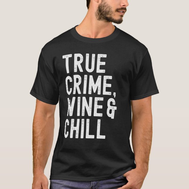 Kvinnobrott, Vin & Chill True Crime Distre T Shirt (Framsida)