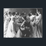 Kvinnogrupp från det tidiga 1900-talet skålar cham vykort<br><div class="desc">Hittade ett gammalt foto på en grupp enbart kvinnor i 1900-talsmode som tycks skåla champagne. En kvinna sitter medan resten står upp och höjer glasen. Kanske en tidig version av en brudfest?</div>