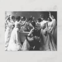 Kvinnogrupp från det tidiga 1900-talet skålar cham