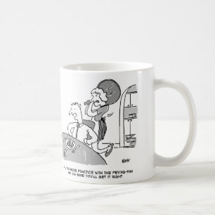 Kvinnor behöver mer praxis med stekpanna. Funny Kaffemugg