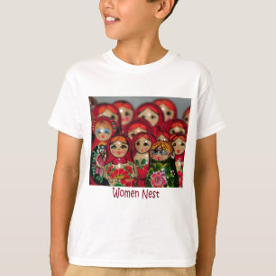 Kvinnor bygga bo, ryssen som bygga bo dockor t-shirt