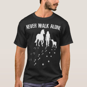 Kvinnor får aldrig gå ensamma Hund Horse Riding Ho T Shirt