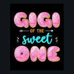 Kvinnor Gigi Sweet One First Birthday Matching Poster<br><div class="desc">Kvinnor Gigi of Sweet One First Birthday Matching Family Donut Gift. Perfekt-gåva till pappa,  mamma,  pappa,  manar,  kvinnor,  vänner och familjemedlemmar på Thanksgiving Dag,  juldag,  Mors dag,  Fars dag,  4 juli,  1776 Oberoende dag,  veterandagen,  Halloween D,  Patrick's Day</div>