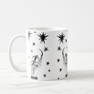 Kvinnor häxa bakgrunden med stjärnor, häxa händer  kaffemugg
