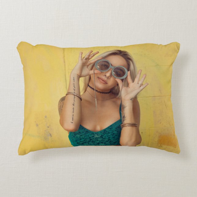 Kvinnor i blå Gibraltar som håller solglasögon och Prydnadskudde (Framsidan)