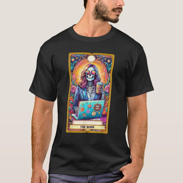 Kvinnor i Chef Tarot Card Skeleton jobbar med hand T Shirt (Framsida)