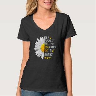 Kvinnor i en Fullt av mormor är en barnflicka. T Shirt
