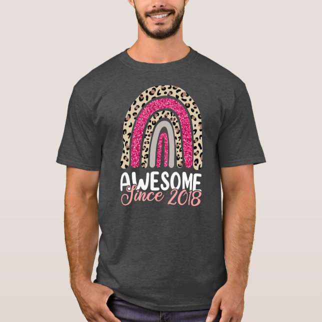 Kvinnor i Fantastisk sedan 2018 Regnbåge i 4e föde T Shirt (Framsida)
