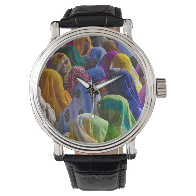 Kvinnor i färgade sardiner samlas armbandsur (Framsida)