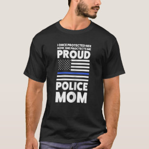 Kvinnor i gång skyddar mig stolt poli t shirt