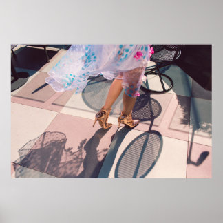 Kvinnor i grönt och kjolar av vit rosa och blommig poster