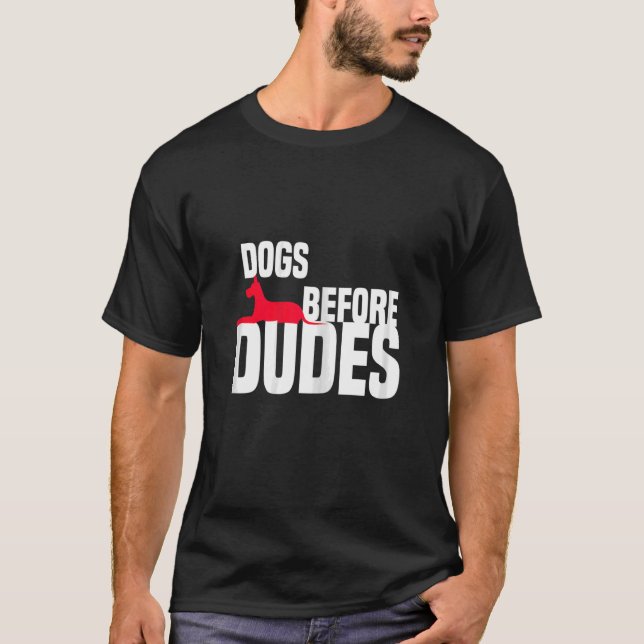 Kvinnor i Hundar före Dudes Hund Day T Shirt (Framsida)
