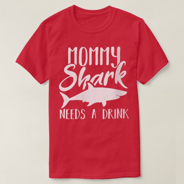 Kvinnor i Mamma Shark behöver en Drink Funny Shark T Shirt (Design framsida)