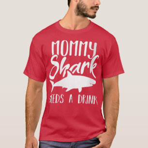 Kvinnor i Mamma Shark behöver en Drink Funny Shark T Shirt