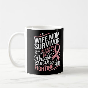 Kvinnor i mamma som överlevde bröstcancermedvetand kaffemugg