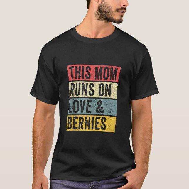 Kvinnor i Mamma Springa vid Kärlek och Bernies Sai T Shirt (Framsida)
