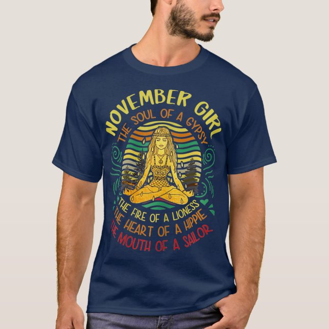 Kvinnor i november Flickan i en zigenare Yoga T Shirt (Framsida)