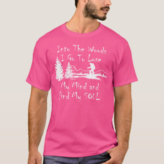 Kvinnor i Skogen som jag går för att förlora mitt T Shirt