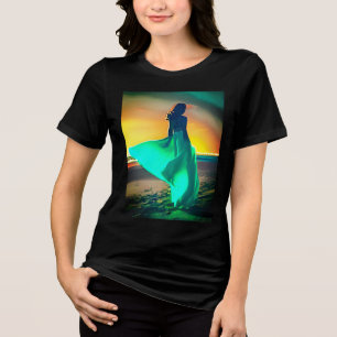 Kvinnor i Turquise Blue på en nattbeach T Shirt