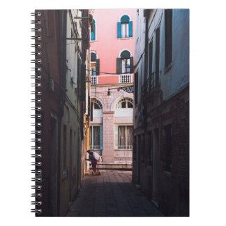 KVINNOR I VITSHIRT OCH SVART BYXOR PÅ SI ANTECKNINGSBOK