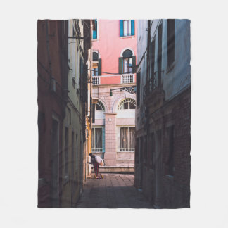 KVINNOR I VITSHIRT OCH SVART BYXOR PÅ SI FLEECEFILT