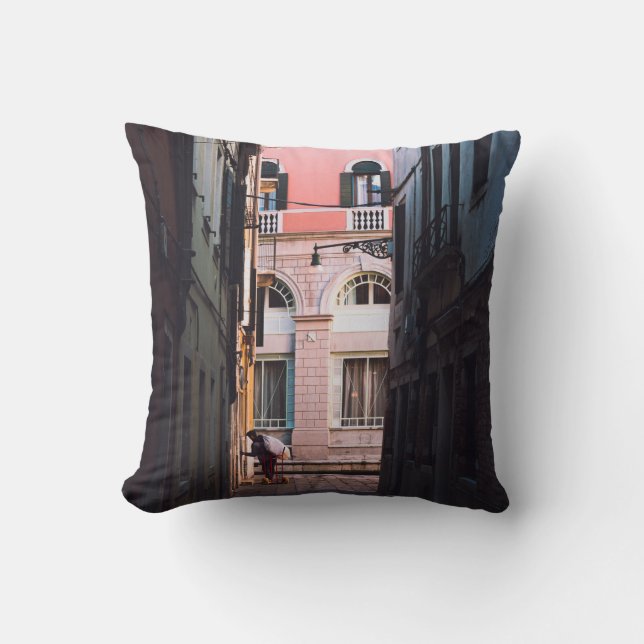 KVINNOR I VITSHIRT OCH SVART BYXOR PÅ SI KUDDE (Framsida)