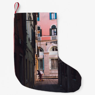 KVINNOR I VITSHIRT OCH SVART BYXOR PÅ SI LITEN JULSTRUMPA