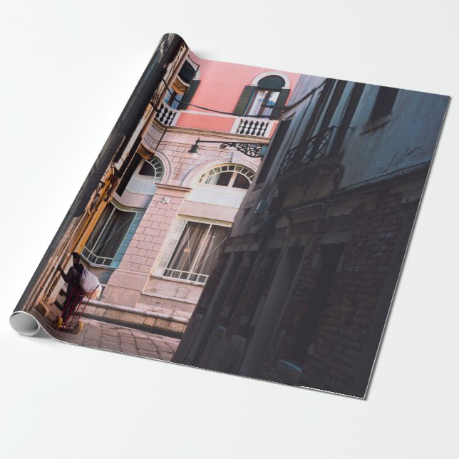 KVINNOR I VITSHIRT OCH SVART BYXOR PÅ SI PRESENTPAPPER (Utrullad)